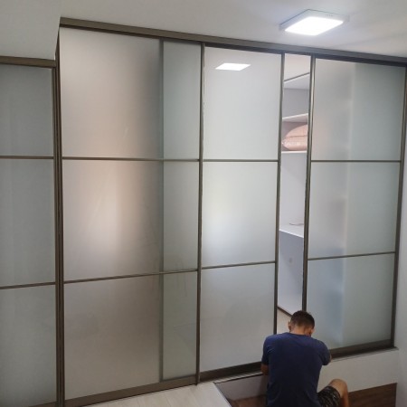 Uși glisante cu sticlă Lacomat pentru separarea camerei A-91